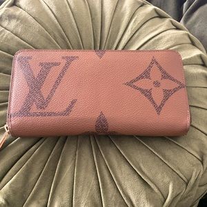 Louis Vuitton Monogram Giant Reverse Round Zipper Long Wallet RDIF 15693